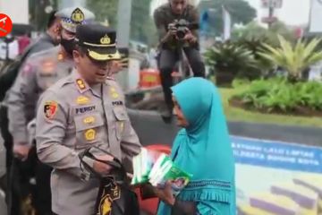 Polresta Bogor Kota bagikan ratusan paket sembako bantuan dampak BBM