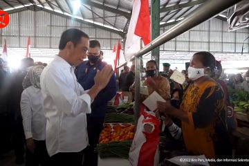 Presiden Jokowi bagikan bansos kepada pedagang di Pasar Langgur