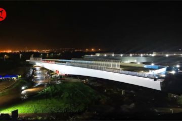 Bagian jembatan berbobot 26.000 ton berputar posisi di Haikou, China