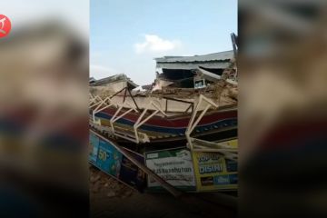 Bangunan minimarket di Pasir Jambu Bandung ambruk