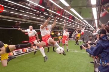 Luis Figo bermain sepak bola pada gravitasi nol