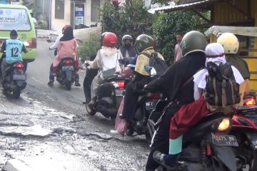 Pemkot Ambon perbaiki jalan rusak di 3 titik saat cuaca cerah