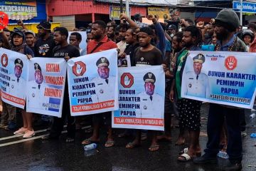 Ribuan massa gelar aksi demonstrasi Save Gubernur Papua di Jayapura