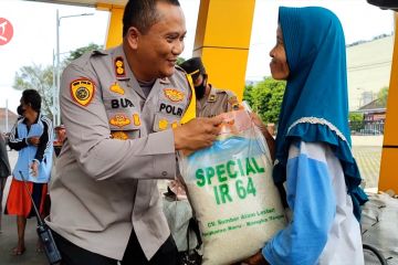 1 Ton beras dibagikan untuk warga terdampak kenaikan BBM