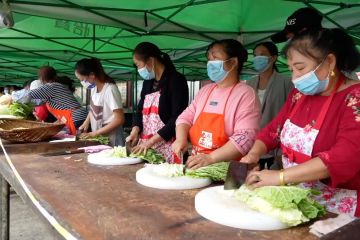 Makanan dibagikan bagi pengungsi bencana gempa di Sichuan, China
