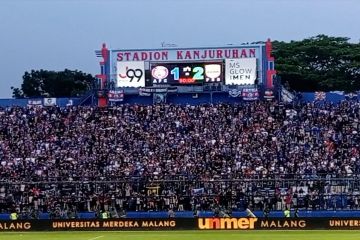 Singo Edan ditundukkan Maung Bandung di kandangnya