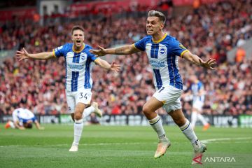 Trossard jadi pemain ketiga yang cetak hattrick di Anfield