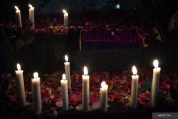 Aksi bakar lilin di Stadion Kanjuruhan