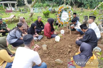 Tembakan salvo iringi pemakaman polisi korban suporter asal Trenggalek