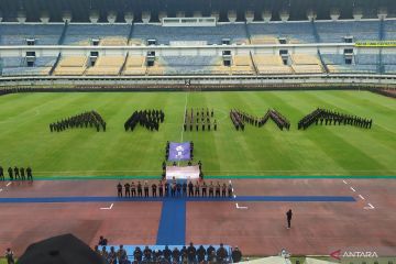 TNI-Polri bentuk tulisan Arema saat doakan tragedi Kanjuruhan di GBLA