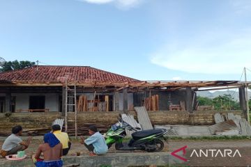 Angin kencang rusak rumah warga di Pamekasan