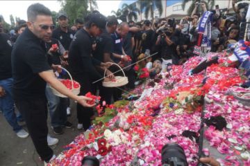 Pemain dan official Arema FC gelar tabur bunga