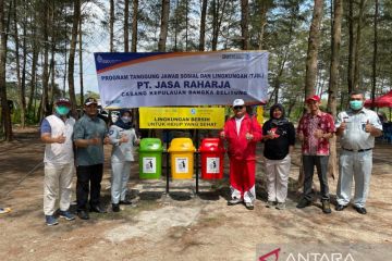 Jasa Raharja Babel serahkan bantuan tong sampah di Pantai Temberan