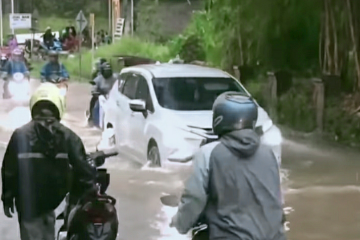 Ruas jalan di Purwakarta dan akses gerbang Tol Sadang tergenang air