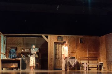 "Badai Sepanjang Malam" karya Max Arifin hibur publik teater Mataram