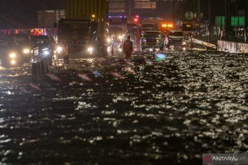 Banjir di Tol Pondok Aren - Serpong