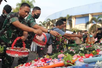 Hoaks! Pria ditendang TNI di Stadion Kanjuruhan meninggal