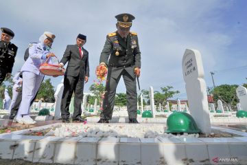 Ziarah makam pahlawan HUT TNI