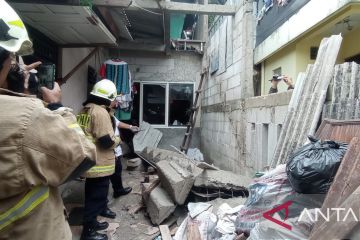 Gulkarmat Jaktim bantu evakuasi warga tewas karena tertimpa tangga