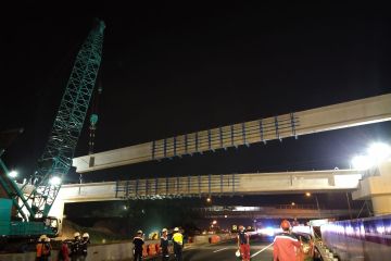 Jasamarga lanjutkan pasang gelagar jembatan Tol Japek II Selatan Kamis