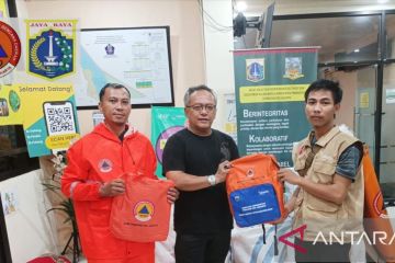 Pengungsi terdampak banjir di DKI terima bantuan logistik