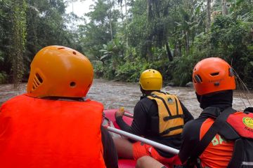 Tim SAR gabungan terus cari WNA Amerika terseret banjir saat rafting