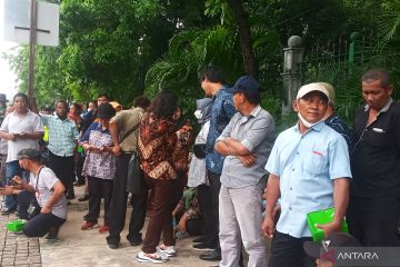 Sejumlah warga berkumpul di seberang Istana saksikan upacara HUT TNI