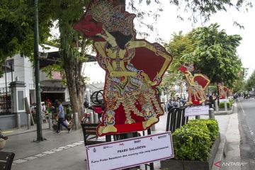 Pemasangan wayang di Malioboro