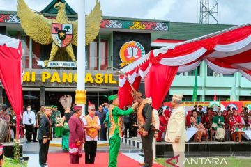 Danrem 102 Panju Panjung terima gelar Adat Dayak saat HUT TNI