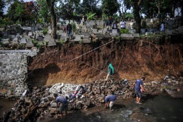 Warga pindahkan jenazah akibat makam longsor