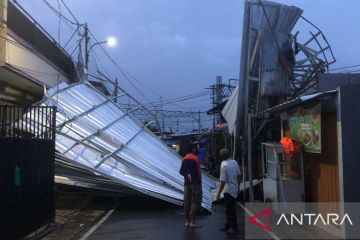 Gulkarmat Jaktim evakuasi atap rumah warga Jatinegara yang ambruk