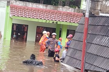 Naik motor, Kapolrestro Jaksel datangi lokasi tembok ambruk