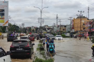 Banjir menyebabkan kemacetan lalu lintas kendaraan di Palembang