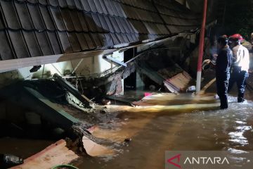 Tiga siswa MTsN 19 Pondok Labu meninggal tertimpa tembok saat banjir Ibu Kota