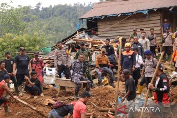 Pencarian korban tanah longsor dihentikan akibat cuaca buruk