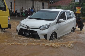 Jangan paksa mobil menerjang banjir, ini risikonya