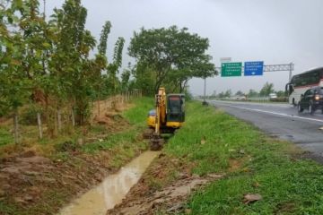 Pengelola Tol Cipali normalisasi sungai atasi genangan air di jalan