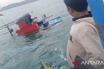 Nelayan nyaris tewas akibat perahunya diterjang gelombang tinggi