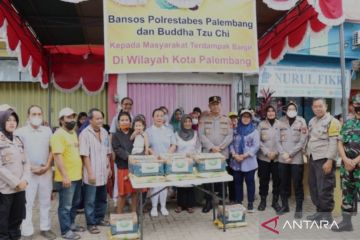 Polisi salurkan seribu paket bantuan logistik korban banjir Palembang