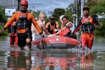 Evakuasi wisman terjebak banjir di Seminyak Bali