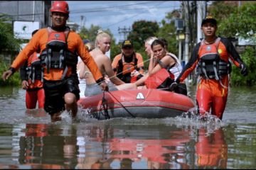 Tim gabungan evakuasi wisman terjebak banjir