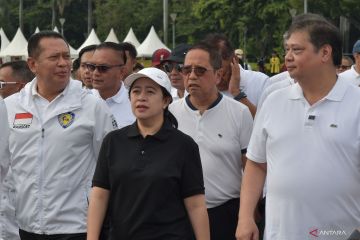 Jalan santai Puan dan Airlangga di Monas