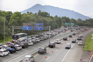 Kemacetan jalur wisata Puncak saat libur Maulid Nabi