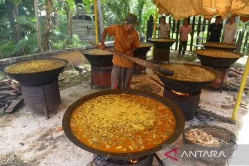 Tradisi memasak kuah beulangong pada perayaan Maulid Nabi