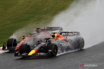 Cuaca buruk landa balap F1 GP Jepang, sapu lidi turun tangan