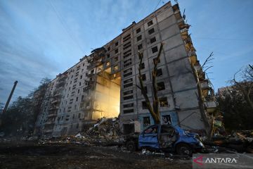 Serangan Rusia tinggalkan lubang pada bangunan hunian di Zaporizhzhia