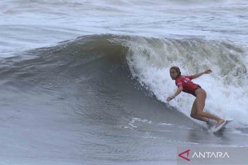 Kompetisi Liga Surfing Indonesia 2022 di Pantai Pererenan, Bali