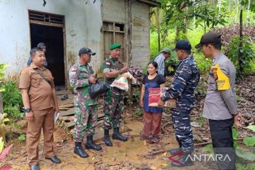 TNI bagikan sembako untuk warga Tamjuk Sambas perbatasan RI-Malaysia