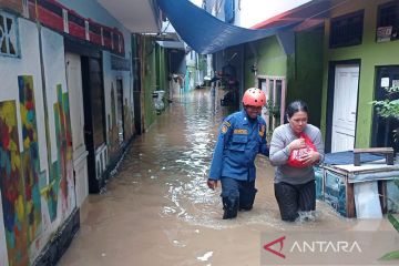 Personel Gulkarmat Jakarta Timur siaga di lokasi banjir