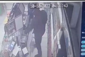 Polisi Pekanbaru mengejar dua perampok minimarket berpistol